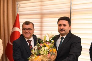 Altıeylül Belediye Başkanı seçilen Hakan Şehirli, görevi Hasan Avcı'dan teslim aldı