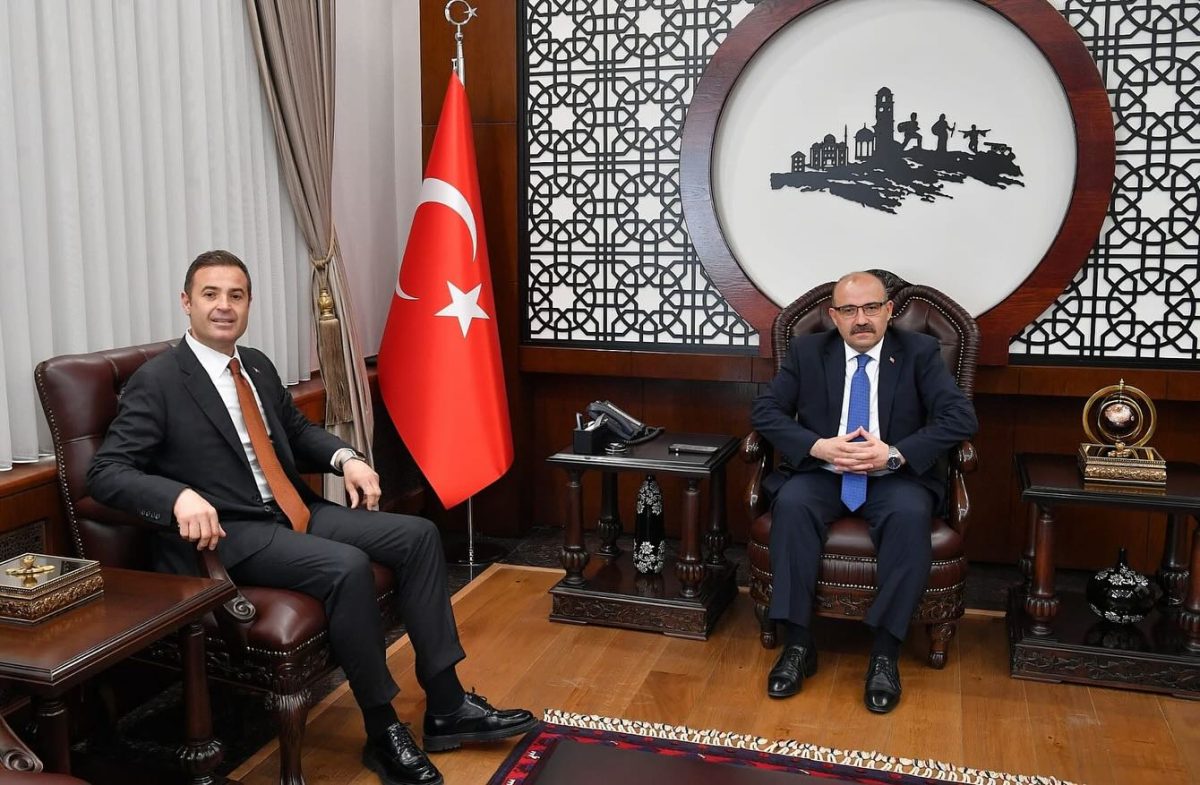 Ahmet Akın, Vali Ustaoğlu'nu ziyaret etti.