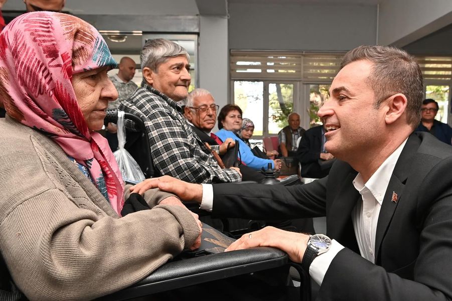 Ahmet Akın, Huzurevi'ndeki vatandaşlarla bayramlaştı
