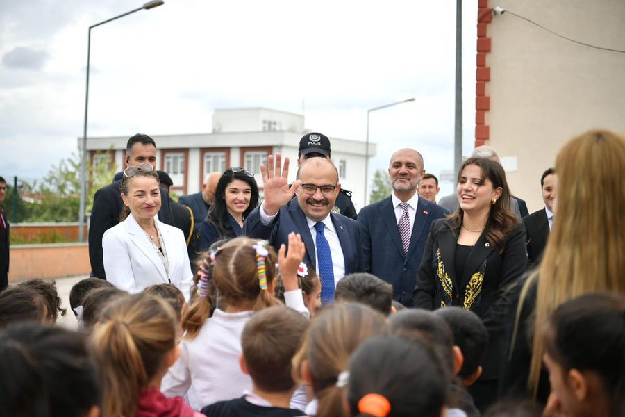 Vali Ustaoğlu Avşa'da okulları ziyaret etti