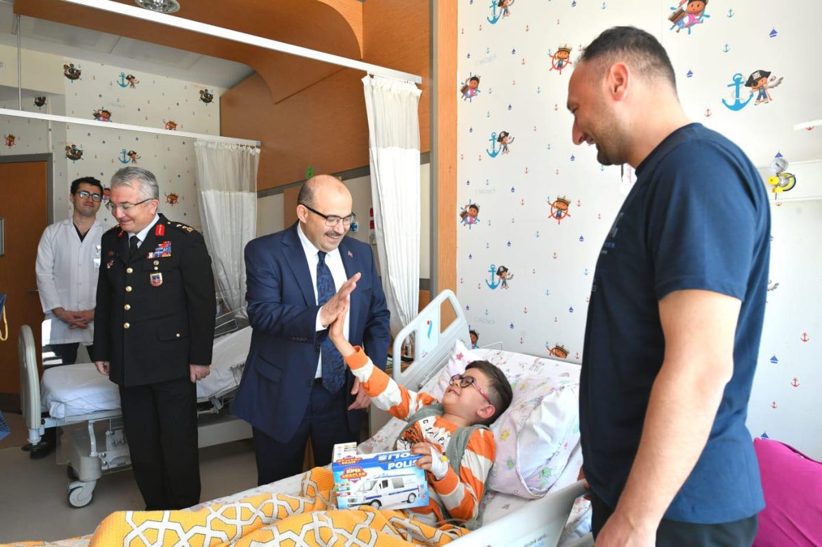 Vali Ustaoğlu, Atatürk Şehir Hastanesini ziyaret etti