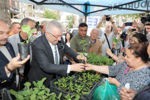 Edremit'te vatandaşlara 4 bin 500 sebze fidesi dağıtıldı