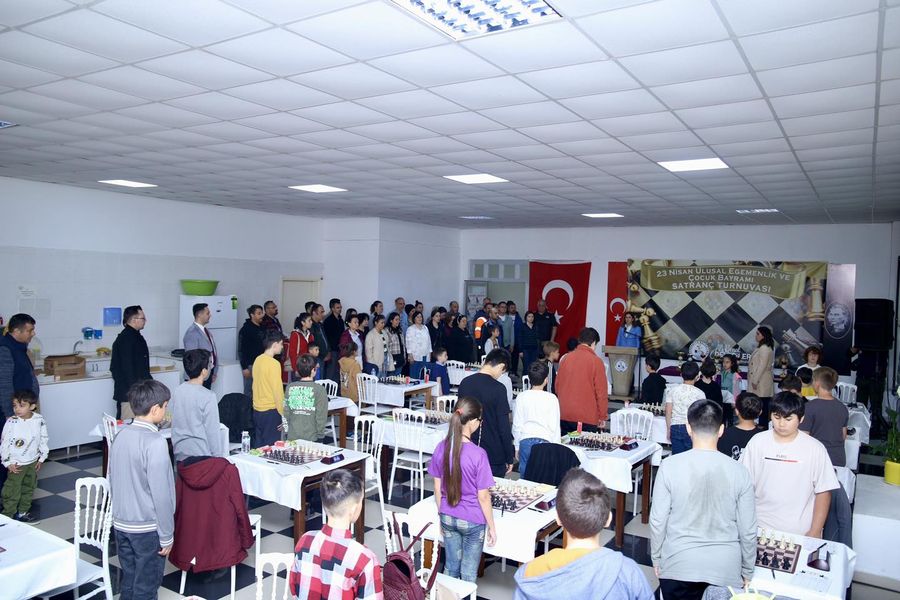 Burhaniye Belediyesi 23 Nisan Ulusal Egemenlik ve Çocuk Bayramı Satranç Turnuvası başladı