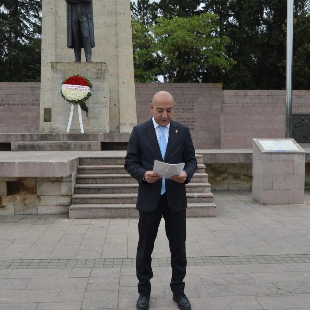Balıkesir Veteriner Hekimler Odası'ndan Atatürk Anıtı'na çelenk bırakma töreni