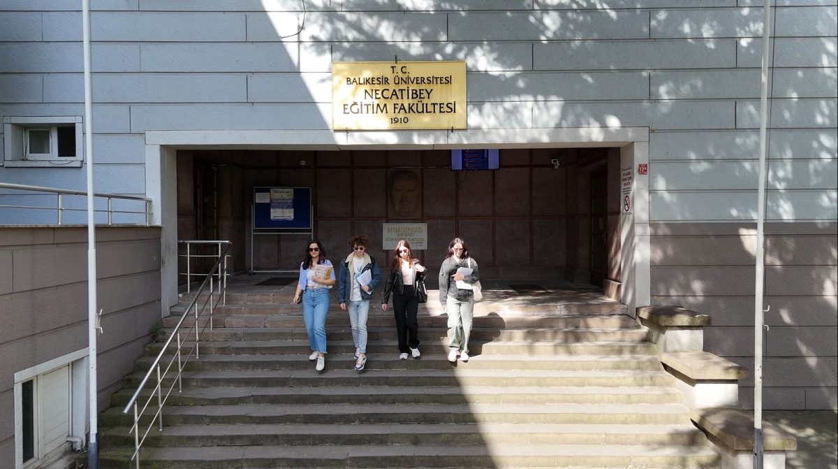 BAÜN Necatibey Eğitim Fakültesinde 4 Bölüm akredite oBalıkesir Üniversitesi (BAÜN) Necatibey Eğitim Fakültesinde; Biyoloji Öğretmenliği, Kimya Öğretmenliği, İlköğretim Matematik Öğretmenliği ve Matematik Öğretmenliği olmak üzere resmi akreditasyon başvurusu yapılan 4 program, Öğretmenlik Eğitim Programları Değerlendirme ve Akreditasyon Derneği (EPDAD) tarafından akredite edildi. Balıkesir Üniversitesi Rektörü @Prof. Dr. Yücel Oğurlu, Türkiye’nin en köklü eğitim fakültelerinden birisi olan Necatibey Eğitim Fakültesindeki 4 programın akredite olmasında emekleri bulunan personele teşekkür ederken, Üniversite yönetimi olarak ulusal ve uluslararası düzeyde akreditasyon süreçlerini yakından takip ederek desteklediklerini ifade etti. Rektör Prof. Dr. Yücel Oğurlu, son bir yılda akredite bölüm sayısının ikiye katlandığı Balıkesir Üniversitesinde, 2024 yılının sonuna kadar fakültelerden ve meslek yükseokullarından gelecek önerilerle birlikte yaklaşık 10 bölümde daha akreditasyon başvurusunun yapılması planlandığını sözlerine ekledi.ldu