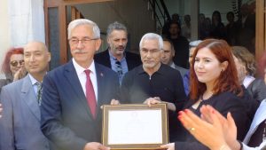 Erdek Belediye Başkanı Burhan Karışık mazbatasını aldı