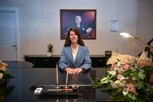 Çeşme'nin ilk kadın belediye başkanı Lal Denizli, görevine başladı