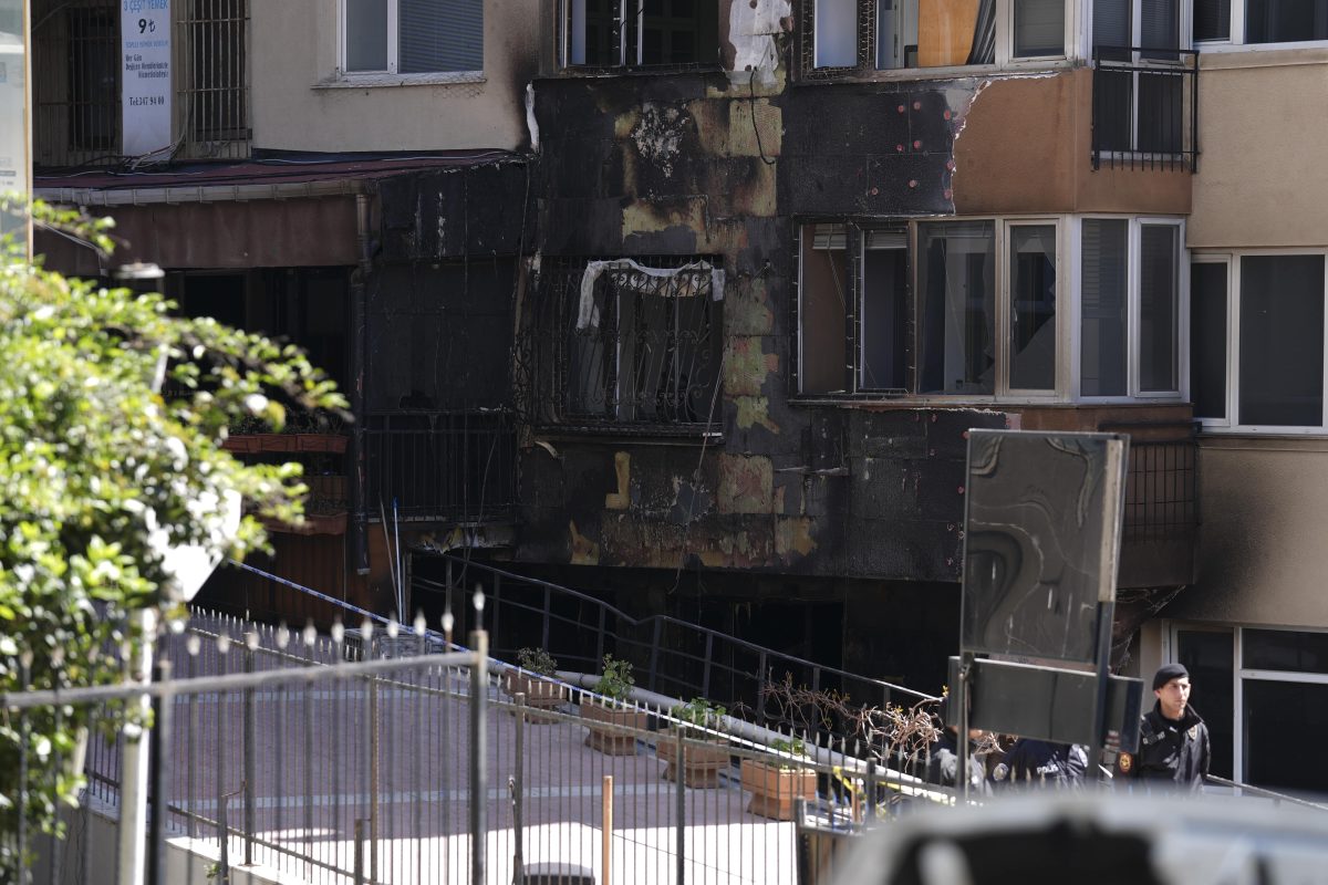 Beşiktaş'ta yanan gece kulübünün bulunduğu apartmanda güvenlik önlemleri sürüyor