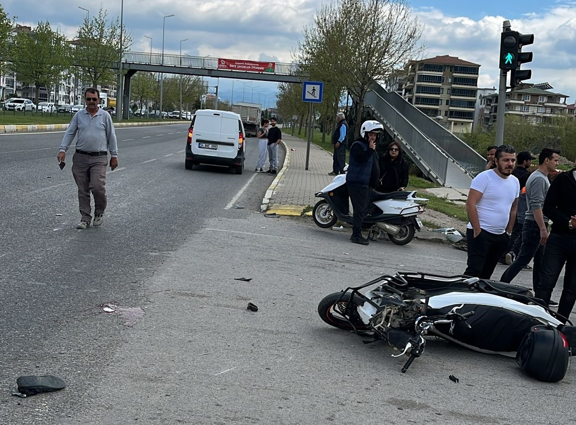 Edremit'te kamyon ile motosiklet çarpıştı! Motor sürücüsü yaralandı!