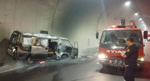 Tünelde yanan araç sürücülere korkunç anlar yaşattı!
