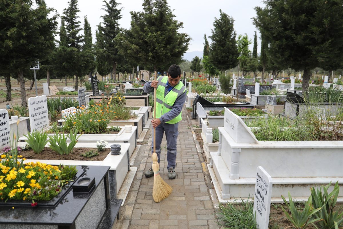 Burhaniye Belediyesi bayram öncesi mezarlıkların temizliğini tamamladı