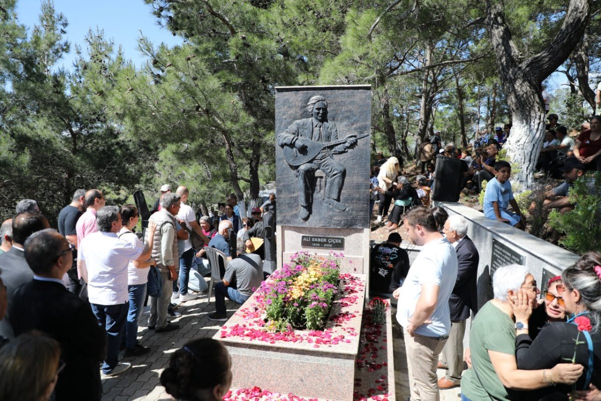 Halk ozanı Ali Ekber Çiçek, vefatının 18. yılında Edremit'teki kabri başında anıldı