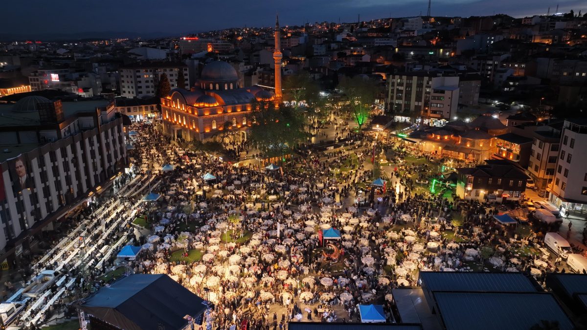 Ahmet Akın, Kadir Gecesi'nde gerçekeştirilen iftarın videosunu paylaştı