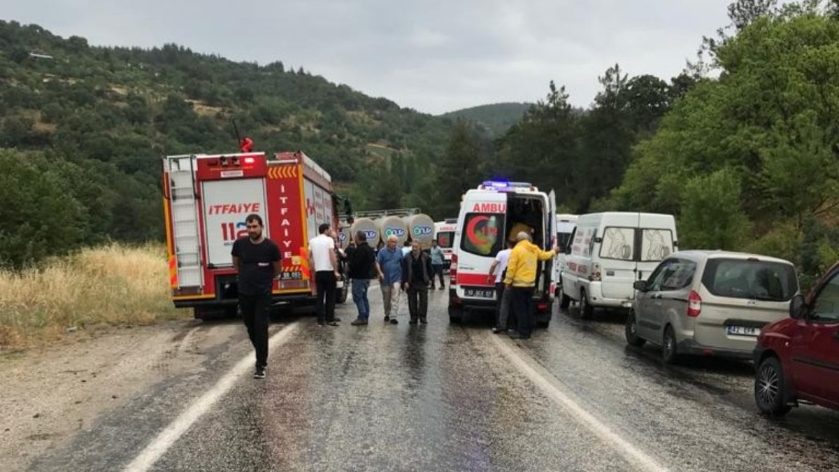 Balıkesir'de kamyona çarpan minibüsteki 7 kişi yaralandı