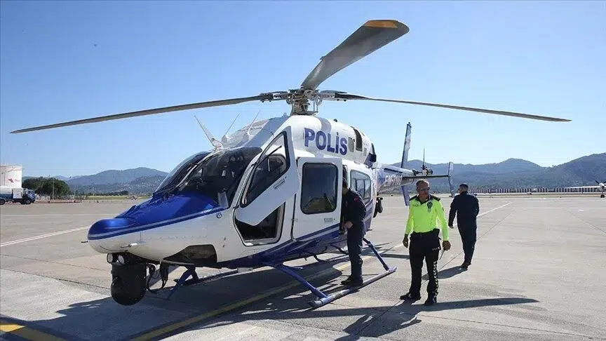 Dalaman Havalimanı'ndan kalkan ve gece gündüz kayıt yapma, uzak mesafelerden plaka ve yüz tanıma yapabilen özel kamera donanımına sahip polis helikopteri trafik denetimi gerçekleştirdi. Trafik denetimini yapan helikoptere binen Anadolu Ajansı (AA) ekibi, uygulama faaliyetini görüntüledi. Gün içerisinde trafiğin yoğun olduğu turistik merkezlerdeki kara yolu güzergahlarında görev yapan helikopter, Muğla-Antalya kara yolu Fethiye ve Göcek güzergahlarında kontrol yaparak yakın araç takibi, emniyet kemeri takmama, telefonla konuşma, hatalı sollama gibi ihlalleri tespit etti. Havadan yapılan takipte kural ihlali yapan sürücüler, kara ekiplerine bildirildi. Kontrol noktalarında durdurulan sürücülere, hatalarının helikopter kayıtlarıyla tespit edildiği anlatıldı. Yapılan kontrollerde 2 kırmızı ışık ihlali ile 3 motosiklet sürücüsüne kask takmamaktan, 5 sürücüye 4 bin 392 lira cezai işlem uygulandı. Helikopterle denetimler bayram süresince devam edecek. Öte yandan, faaliyetin gerçekleştiği kara yolunda trafik akışının yoğun olmadığı gözlendi.