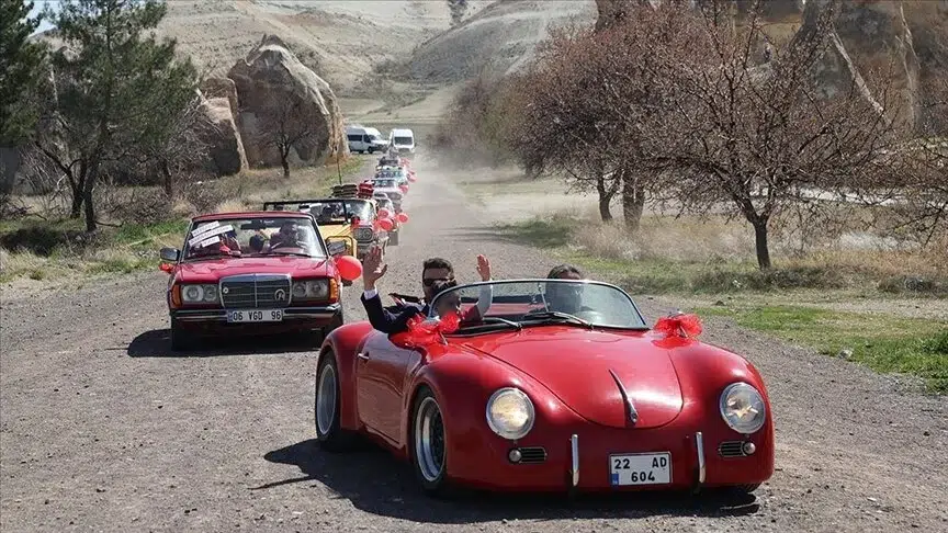 Otizmli çocuklar klasik otomobillerle Kapadokya'da gezdi