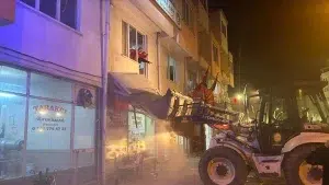 CHP binasında balkonun çökmesi sonucu 18 kişi yaralandı!
