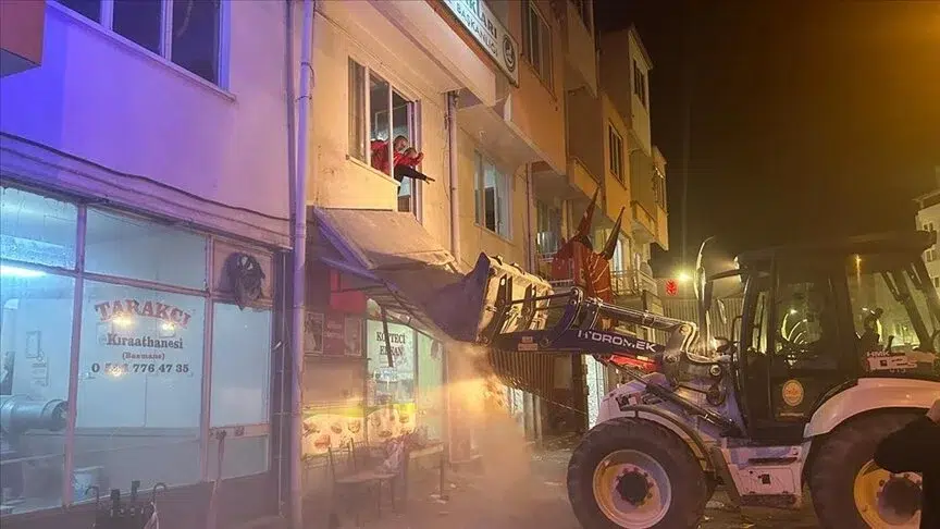 CHP binasında balkonun çökmesi sonucu 18 kişi yaralandı!
