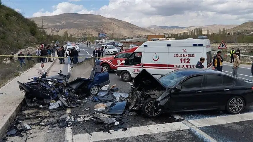 2 otomobilin çarpıştığı trafik kazasında 3 kişi hayatını kaybetti, 5 kişi yaralandı