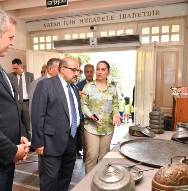 Vali Ustaoğlu, Kuva-yi Milliye Müzesi'ndeki Balıkesir Gastronomisi Fotoğraf Sergisi’ni ziyaret etti