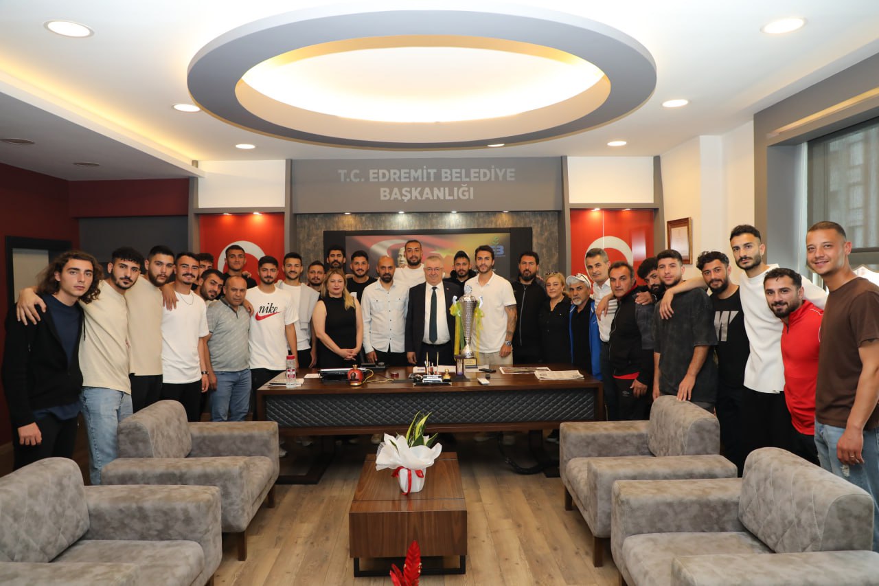 Şampiyon Edremitspor'dan Başkan Mehmet Ertaş'a ziyaret