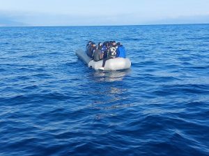 Ayvalık açıklarında motoru arızalanan bottaki 36 düzensiz göçmen kurtarıldı