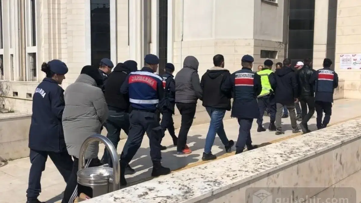 Balıkesir'de 6 düzensiz göçmen ile bir göçmen kaçakçısı yakalandı