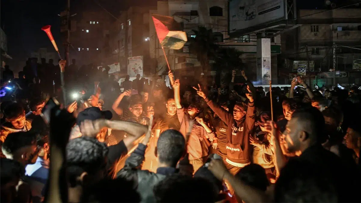 Hamas'ın ateşkes açıklaması Gazze'de sevinç, Tel Aviv'de hükümete öfke yarattı