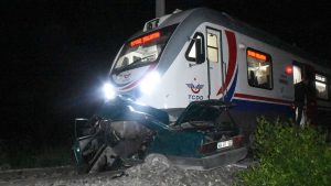 Yolcu treni otomobile çarptı: 17 yaşındaki sürücü yaşamını yitirdi!