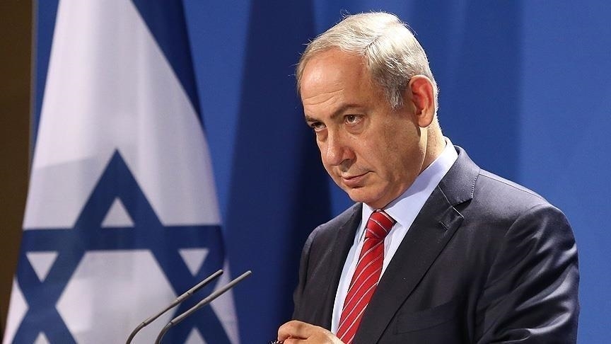 İsrail Başbakanı Binyamin Netanyahu'nun, aşırı sağcı bakanların Gazze'deki işgalin yavaş ilerlediği eleştirilerine ve Refah'ın karadan işgali olmaması durumunda hükümetten çekileceklerine yönelik tehditlerine kabine toplantısında yanıt verdiği bildirildi. The Times of Israel gazetesinin haberinde, Netanyahu'nun, aşırı sağcı Ulusal Güvenlik Bakanı Itamar Ben-Gvir ve Maliye Bakanı Bezalel Smotrich'in Refah bölgesinin karadan işgalinin gerçekleşmesi için yönelttiği tehditlere, kabine toplantısında cevap verdiği ifade edildi. Kabine üyelerine seslenerek, "Kimsenin bana ne yapacağımı veya nasıl yapacağımı söylemesine gerek yok." diyen Başbakan Netanyahu'nun "Bazı şeyler oluyor ve olacak. Bu masadan birlik bekliyorum." ifadelerini kullandığı aktarıldı. Habere göre, kabine toplantısı esnasında Savunma Bakanı Yoav Gallant, geçen hafta ve bugün dahil olmak üzere Gazze Şeridi'ndeki Refah'ın karadan işgaline yönelik hazırlıklarıyla yoğun şekilde alakadar olduğunu söyleyerek, "Operasyon, yakında, hatta çok yakında gerçekleşecek." dedi. Ardından İsrail'de işgal altındaki topraklardaki yasa dışı Yahudi yerleşim yerlerinden sorumlu Ulusal Misyonlar Bakanı aşırı sağcı Orit Strock, Gallant'ın, (Hamas’la) müzakerelerin yalnızca ateş altında yürütüleceğine ilişkin açıklamalarını hatırlatarak, “Ancak, şu anda bu gerçekleşmiyor." şeklinde konuştu. İsrail'de koalisyon hükümetinin ortaklarından Ulusal Güvenlik Bakanı Ben-Gvir ile Maliye Bakanı Smotrich başta olmak üzere birçok aşırı sağcı lider, Hamas'ın elinde tuttuğu İsrailli esirleri geri almak ve buna bağlı bir ateşkese imza atmak yerine savaşın devamı ve Refah kentine saldırının bir an önce başlatılması gerektiği yönünde açıklamalar yapıyor. Smotrich ve Ben-Gvir'in, Gazze Şeridi'ndeki Refah bölgesine karadan işgal olmadığı takdirde hükümetten çekilme tehdidinde bulunduğu bildirilmişti.